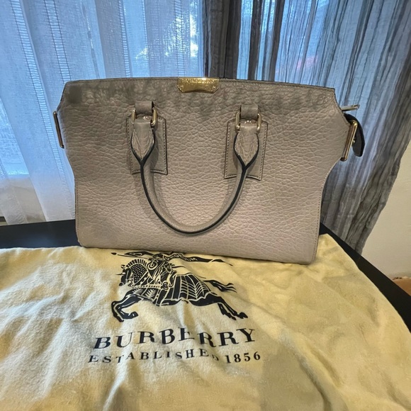 Burberry The Medium Clifton Pale Grey Leather Tote - Picture 2 of 5
